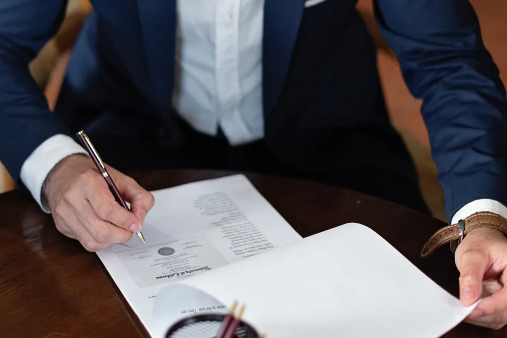 En jurist går igenom handlingarna i ett ärende vid ett skrivbord